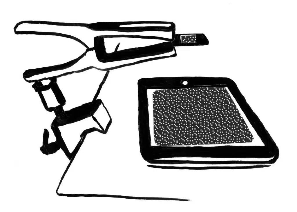 Ein Dia wird mit einer Klemme über ein iPad (der als Leutkasten fungiert) gehalten